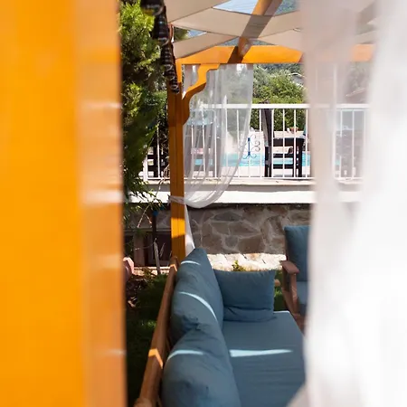 Mavi Yaprak Hotel *